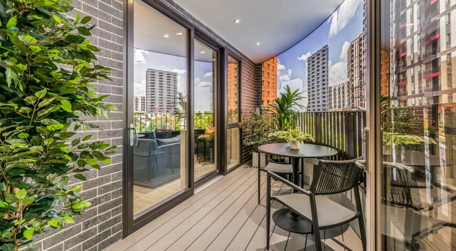 Dagenham 2 bed - balcony