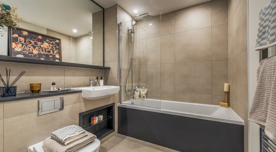 Dagenham Green, 2 bed 2 bath - Family Bathroom