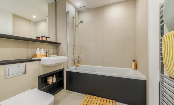 Dagenham Green, 2 bed show home, Bathroom