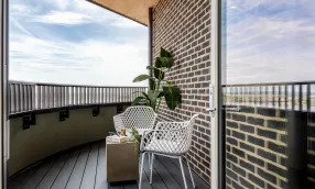 Dagenham Green, Balcony
