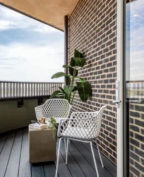 Dagenham Green, Balcony